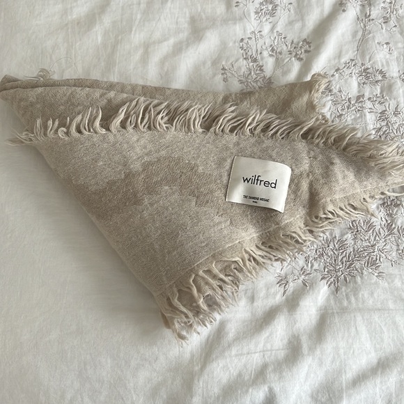 Wilfred triangle mosaic 100% scarf ASO Meghan Markle - Picture 6 of 6